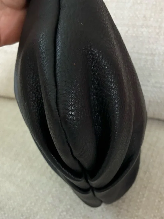 Marc Jacobs EUC Black Leather Classic Q
Percy Crossbody bag. - Picture 6 of 14